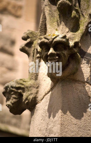 Doccioni sulla St Nicholas Chiesa", la piazza del mercato, Durham Foto Stock