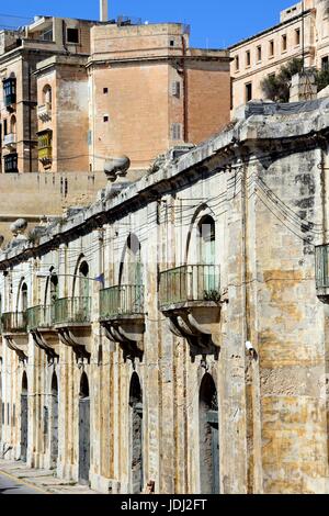 Edifici tradizionali con balconi vicino al lungomare, La Valletta, Malta, l'Europa. Foto Stock