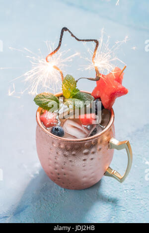 Mosca patriottica Mule cocktail con cocomero e mirtillo Foto Stock