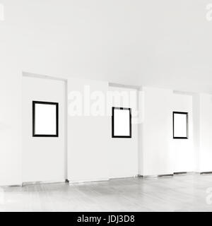 Interno della galleria con cornici vuote sulla parete Foto Stock