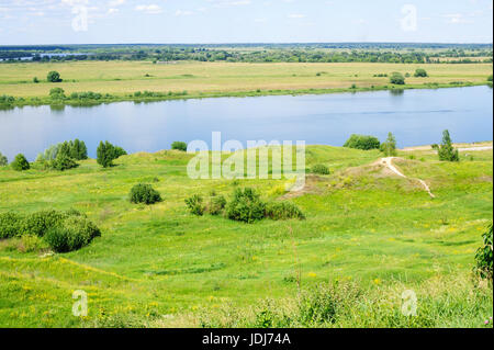 Vista sul fiume Oka vicino Konstantinovo su una soleggiata giornata estiva, Ryazan, Russia Foto Stock