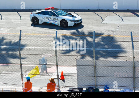 BMW i8 Safety Car implementata presso la lunga spiaggia Formula e Grand Prix pratica. Foto Stock