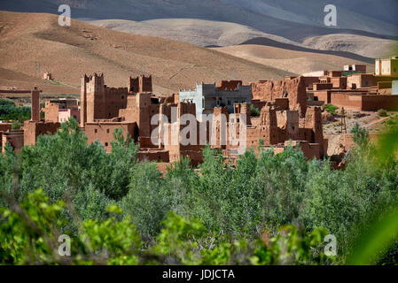 Villaggio Ouglif Ait con argilla casbahs in Dades valle con montagne di Alto Atlante dietro, Marocco, Africa Foto Stock