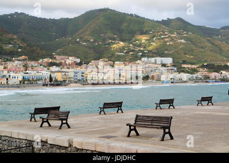 Turismo e vacanze Perla di Sicilia, panche in porto della piccola cittadina di Cefalu, Sicilia, Italia meridionale Foto Stock