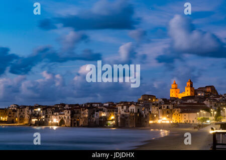 Una lunga esposizione, e vacanze Perla di Sicilia, piccola città di Cefalù durante la notte, la Sicilia Il sud Italia, vista mare Foto Stock