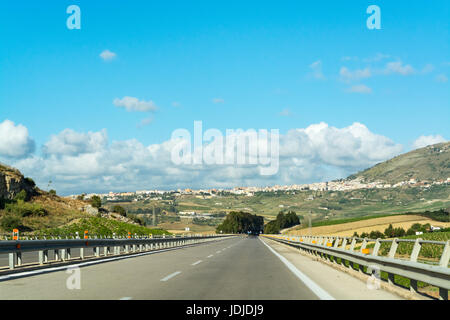 Il trasporto in Italia, senza traffico, autostrada sulla Sicilia, vista dalla macchina Foto Stock