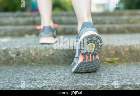 Fare le scale di corsa con le scarpe running close up da dietro Foto Stock