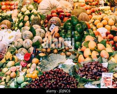 Barcellona, Spagna - Agosto 05, 2016: frutta fresca per la vendita nel mercato di Barcellona (Mercat de Sant Josep de la Boqueria), un grande mercato pubblico e a Turi Foto Stock