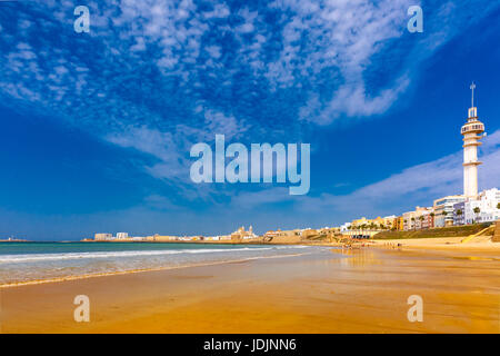 Spiaggia e cattedrale di Cadice, Andalusia, Spagna Foto Stock