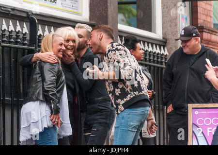 L'attrice Sherrie Hewson è catturato da tifosi adoranti per scattare una foto in Canal Street Manchester Foto Stock