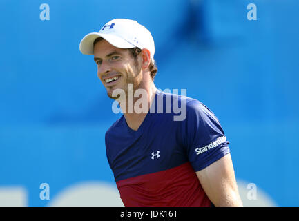 La Gran Bretagna di Andy Murray reagisce durante la sua partita contro l'Australia Giordania Thompson durante il giorno due del 2017 AEGON Championships presso la Queen's Club di Londra. Foto Stock