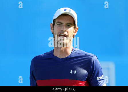 La Gran Bretagna di Andy Murray reagisce durante la sua partita contro l'Australia Giordania Thompson durante il giorno due del 2017 AEGON Championships presso la Queen's Club di Londra. Foto Stock