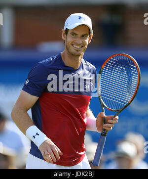 La Gran Bretagna di Andy Murray reagisce durante la sua partita contro l'Australia Giordania Thompson durante il giorno due del 2017 AEGON Championships presso la Queen's Club di Londra. Foto Stock
