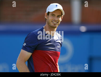 La Gran Bretagna di Andy Murray reagisce durante la sua partita contro l'Australia Giordania Thompson durante il giorno due del 2017 AEGON Championships presso la Queen's Club di Londra. Foto Stock