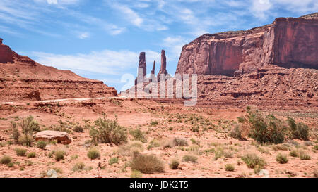 Le tre sorelle, formazioni di arenaria, famosa in tutto il mondo Monument Valley, Utah, Stati Uniti d'America Foto Stock