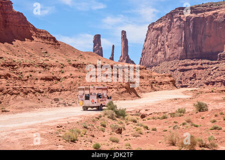 Le tre sorelle, formazioni di arenaria, famosa in tutto il mondo Monument Valley, Utah, Stati Uniti d'America Foto Stock