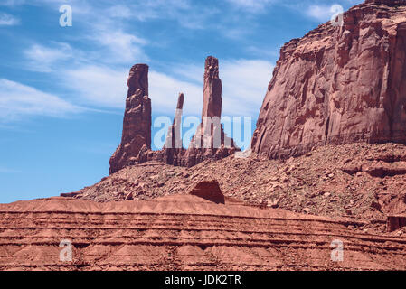 Le tre sorelle, formazioni di arenaria, famosa in tutto il mondo Monument Valley, Utah, Stati Uniti d'America Foto Stock