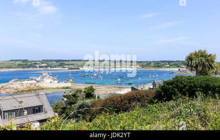 Affacciato sul porto e spiaggia cittadina a Hugh Town, St. Mary's, isole Scilly, Cornwall, Regno Unito Foto Stock