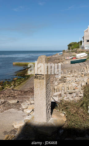 Pietra di marcatore per un sentiero costiero vicino al punto: Peveril Swanage Dorset England Regno Unito. Foto Stock