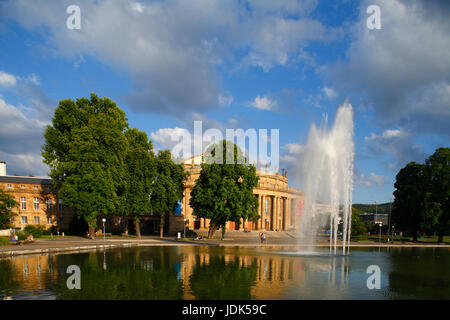 DEU, Deutschland, Stoccarda: Staatstheater bei Abendsonne | Stazione Ferroviaria Centrale al tramonto, Stoccarda, Baden-Wuerttemberg, Germania, Europa Foto Stock