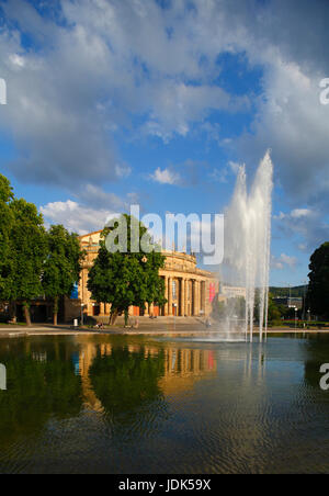 DEU, Deutschland, Stoccarda: Staatstheater bei Abendsonne | Stazione Ferroviaria Centrale al tramonto, Stoccarda, Baden-Wuerttemberg, Germania, Europa Foto Stock