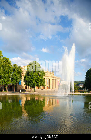 DEU, Deutschland, Stoccarda: Staatstheater bei Abendsonne | Stazione Ferroviaria Centrale al tramonto, Stoccarda, Baden-Wuerttemberg, Germania, Europa Foto Stock