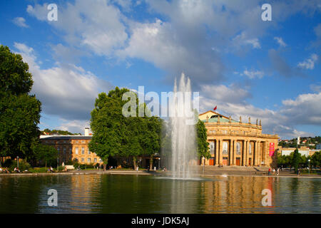 DEU, Deutschland, Stoccarda: Staatstheater bei Abendsonne | Stazione Ferroviaria Centrale al tramonto, Stoccarda, Baden-Wuerttemberg, Germania, Europa Foto Stock