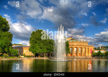 DEU, Deutschland, Stoccarda: Staatstheater bei Abendsonne | Stazione Ferroviaria Centrale al tramonto, Stoccarda, Baden-Wuerttemberg, Germania, Europa Foto Stock