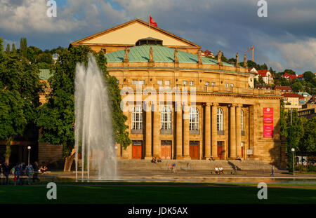 DEU, Deutschland, Stoccarda: Staatstheater bei Abendsonne | Stazione Ferroviaria Centrale al tramonto, Stoccarda, Baden-Wuerttemberg, Germania, Europa Foto Stock