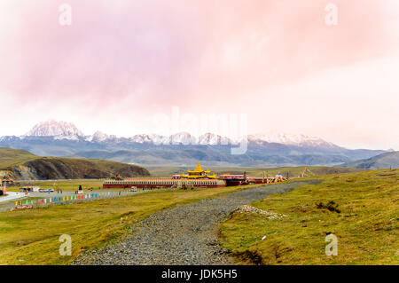 Vista sul golden Muya Pagode da Tagong pascoli nel Sichuan Foto Stock