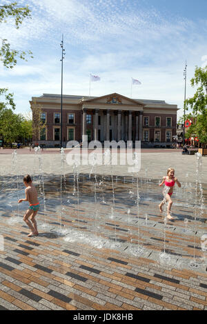 Leeuwarden, Paesi Bassi, 11 giugno 2017: i bambini giocano nella fontana vicino corte di giustizia nella città olandese di LEEUWARDEN NEI PAESI BASSI Foto Stock