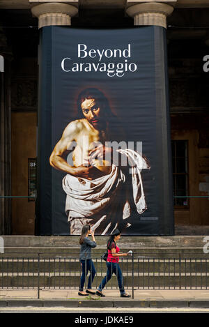 Al di là del Caravaggio mostra pubblicizzato sulle colonne della Royal Scottish Academy edificio su Princes Street, Edimburgo, Scozia, Regno Unito. Foto Stock