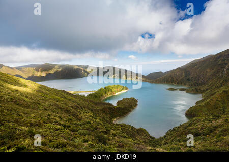 Lago di fuoco (Lagoa do fogo) nel cratere del vulcano Pico do fogo sull'isola di Sao Miguel Sao Miguel è parte dell'arcipelago delle Azzorre in th Foto Stock