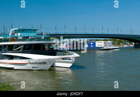 L'Europa, in Germania, in Renania settentrionale-Vestfalia, Bonn, Kennedy e ponte di nave passeggeri Reno energia, catamarano, , Europa, Deutschland, Nordrhein-Westfale Foto Stock