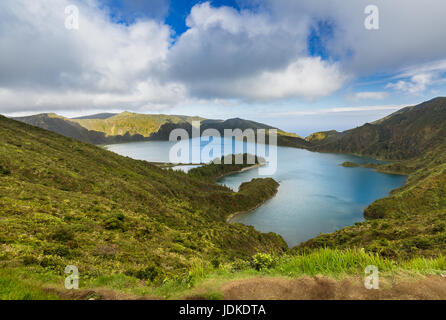 Lago di fuoco (Lagoa do fogo) nel cratere del vulcano Pico do fogo sull'isola di Sao Miguel Sao Miguel è parte dell'arcipelago delle Azzorre in th Foto Stock