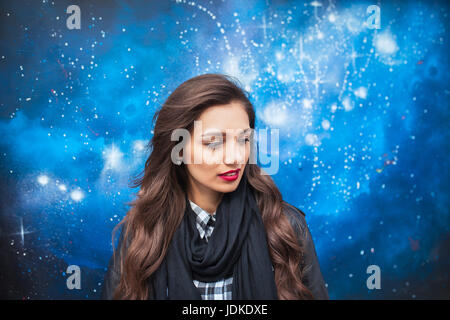 Studente della facoltà di astronomia . Esplorare questo grande mondo .bella donna su stelle nella notte sullo sfondo Foto Stock