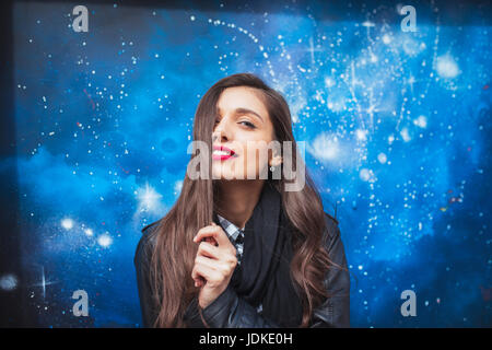 Studente della facoltà di astronomia . Esplorare questo grande mondo .bella donna su stelle nella notte sullo sfondo Foto Stock