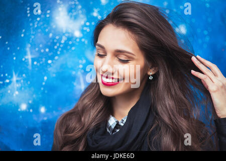 Studente della facoltà di astronomia . Esplorare questo grande mondo .bella donna su stelle nella notte sullo sfondo Foto Stock