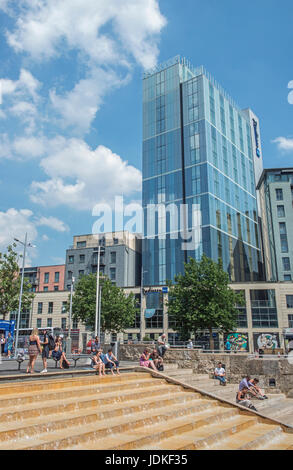 Bristol Broad Quay con Radisson Blu Hotel e passaggi di acqua Foto Stock