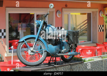 Vernayaz, Martigny, Svizzera. Vecchia motocicletta in interno del Joe Bar Team cafe Foto Stock