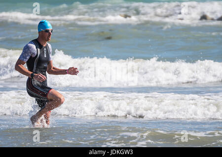 Pescara, Italia - 18 Giugno 2017: arrivo dei primi atleti alla fine della prova di nuoto a Ironman 70,3 a Pescara Foto Stock