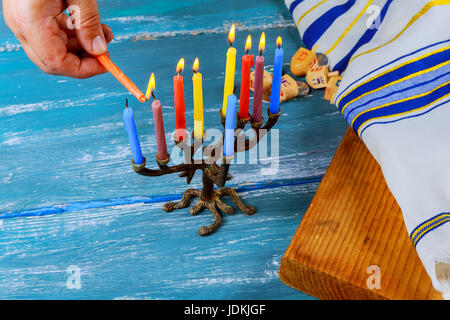 Festa ebraica Hanukkah sfondo con menorah legno tradizione dreidel Foto Stock