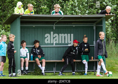 Mariehamn, Isole Åland, Finlandia, 20 giugno 2017. Gli ultimi giochi di gruppo al giorno tre del Alandia Cup a Baltichallen in Mariehamn, Åland in Finlandia il 20 giugno 2017. Oltre 1500 giocatori provenienti da più di 100 squadre giovanili provenienti da tutta la Svezia e la Finlandia prende parte al popolare estivo annuale torneo di calcio nell'arcipelago finlandese. Nella foto: la panchina è un po' sovraccarico. Immagine: Rob Watkins/Alamy News Foto Stock