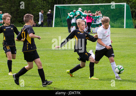 Mariehamn, Isole Åland, Finlandia, 20 giugno 2017. Gli ultimi giochi di gruppo al giorno tre del Alandia Cup a Baltichallen in Mariehamn, Åland in Finlandia il 20 giugno 2017. Oltre 1500 giocatori provenienti da più di 100 squadre giovanili provenienti da tutta la Svezia e la Finlandia prende parte al popolare estivo annuale torneo di calcio nell'arcipelago finlandese. Nella foto: Host IFK team in azione (in bianco). Immagine: Rob Watkins/Alamy News Foto Stock