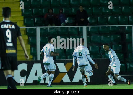 FLORIAN'POLIS, SC - 20.06.2017: FIGUEIRENSE X LUVERDENSE - i giocatori dal team Luverdense festeggiare il gol segnato dal giocatore Rafael Silva, per il nono round del calcio brasiliano Campionato di Serie B 2017. (Foto: Fernando Remor/Mafalda premere/Fotoarena) Foto Stock