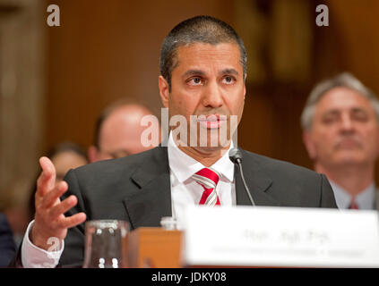 Ajit Pai, Presidente Commissione federale delle comunicazioni (FCC) appare prima che il senato degli Stati Uniti Comitato su stanziamenti sottocommissione per i servizi finanziari e il Governo Generale per esaminare la proposta di bilancio di previsione e la giustificazione per l'anno fiscale 2018 La Commissione federale delle comunicazioni richiesta di budget al Campidoglio di Washington DC su Martedì, 20 giugno 2017. Credito: Ron Sachs/CNP /MediaPunch Foto Stock