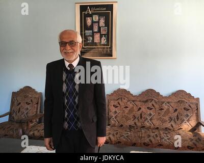 A Kabul, Afghanistan. 26 Febbraio, 2017. Omar Khan Massudi, ex direttore di afghani Museo Nazionale, sorge nel suo ufficio a Kabul, Afghanistan, 26 febbraio 2017. Foto: Christine-Felice Röhrs/dpa/Alamy Live News Foto Stock