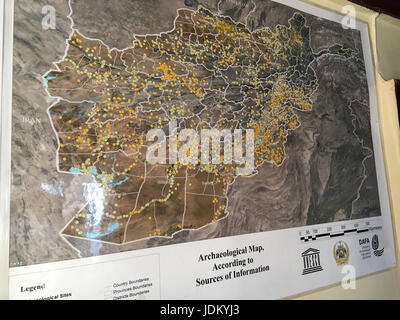 A Kabul, Afghanistan. 26 Febbraio, 2017. Vista di una mappa di Afghanistan creato da archeologo, raffiguranti molte delle antiche individuate posizioni, a Kabul, Afghanistan, 26 febbraio 2017. Ogni punto giallo segna un villaggio, una città, un cantiere o un tempio da tempi antichi. L'archeologia francese missione la Dafa sta esaminando foto aree e satellitari realizzato dalla nato per ordine del presidente afgano. Foto: Christine-Felice Röhrs/dpa/Alamy Live News Foto Stock