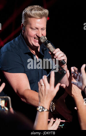 Giugno 9, 2017 - Nashville, Tennessee, Stati Uniti d'America - cantante GARY LEVOX della band Rascal Flatts suona al Nissan Stadium come parte del 2017 CMA Music Festival che si svolge nel centro di Nashville. La quattro giorni di festival della musica country attirano migliaia di appassionati provenienti da tutto il mondo per vedere una varietà di artista in più stadi. Copyright 2017 Jason Moore. (Credito Immagine: © Jason Moore tramite ZUMA filo) Foto Stock