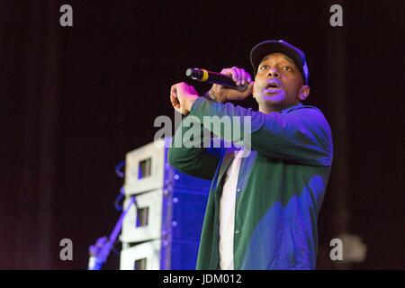 Giugno 20, 2017 - file foto - PRODIGY, una metà del venerato hip-hop gruppo Mobb Deep, è morto. Egli è stato 42. Dopo aver eseguito a Las Vegas nel corso del fine settimana il rapper, nato Albert Johnson, è stato ricoverato in ospedale per complicazioni causate da una malattia a cellule falciformi, suo pubblicista detto. Egli è stato trovato in stato di incoscienza martedì mattina. Albert Johnson (2 novembre 1974 - 20 giugno 2017), meglio noto con il suo nome di fase Prodigy, era un American Rapper gangsta, attore, autore e imprenditore, meglio conosciuto come una metà dell'hip hop duo Mobb Deep con Havoc. Nella foto: 5 agosto 2016 - Tinley Park, Illinois, Stati Uniti - Albert J Foto Stock
